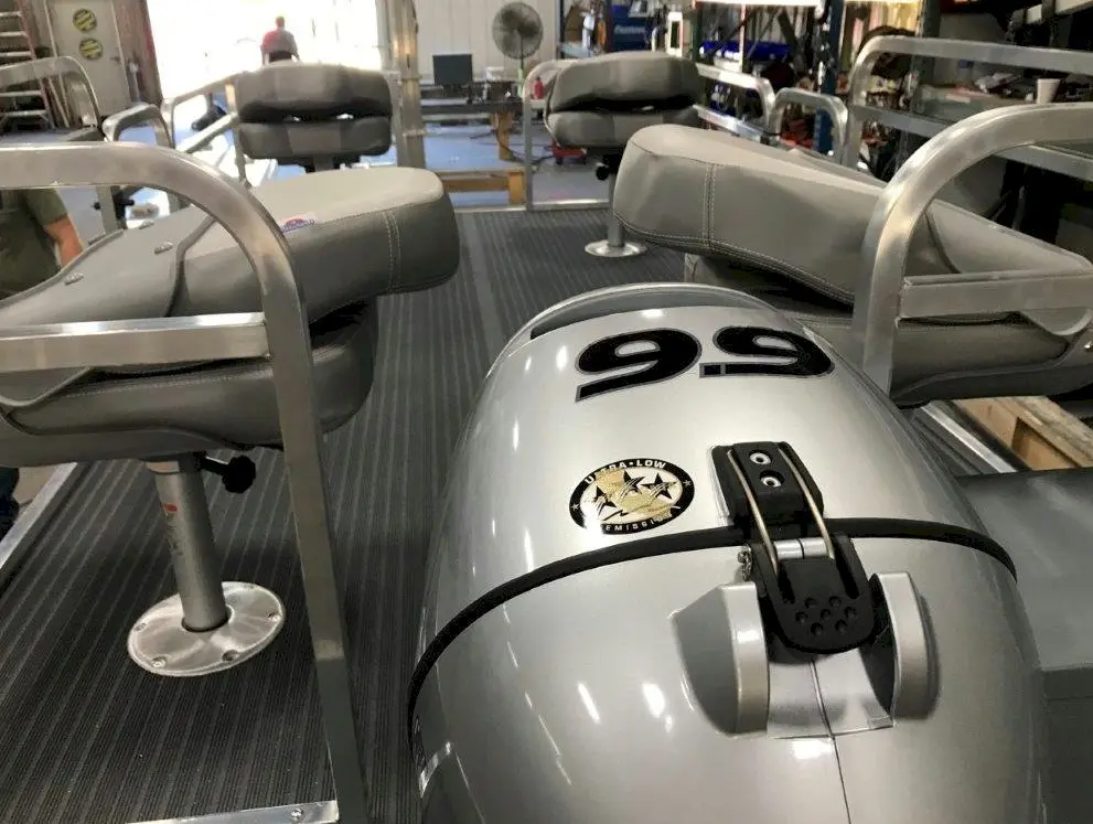 Laker 612 Classic w/ 9.9 HP Honda Package photo 2